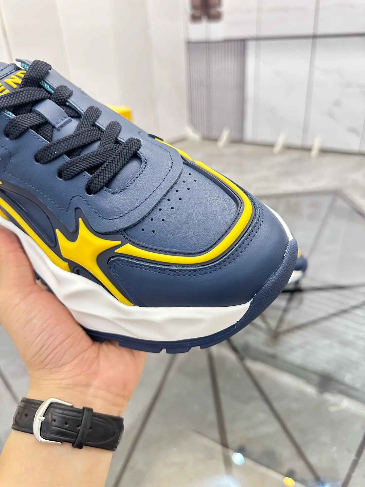 Men's shoes: 💰P580¥ Product trademark: Fendi* "Fendi*" low-top sports shoes Regular size: 39-44 (can be customized to 38.45.46) Product material: imported cowhide upper, breathable lining, original outsole. No.: 0008